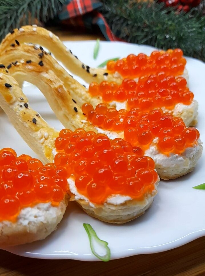 1.Начнем с Закусочных  бутербродов . Это ложки из слоёного теста с икрой-Замена любимым бутербродами, только в другой оригинальной подаче. Гости будут в восторге и останутся довольны от такой закуски .