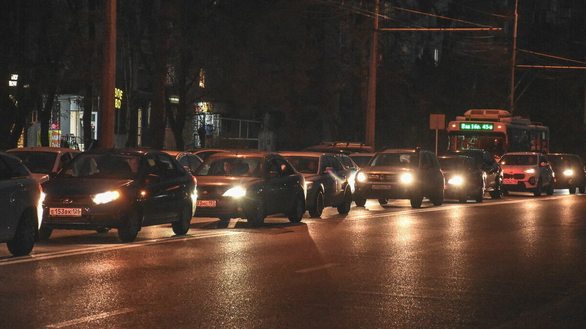     В Ростове-на-Дону вечером в пятницу, 23 декабря, появились транспортные проблемы из-за пробок, говорится в одном из дорожных сервисов.