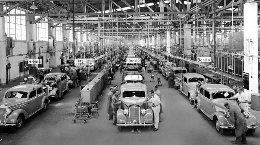 Sindelfingen plant: production, assembly and finishing belt for the 170 V and 170 S models in 1950.