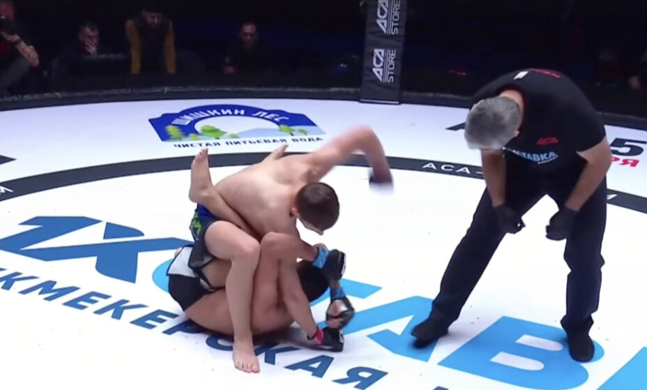    Эли Кадыров эффектно закончил свой первый бой в ММА. Фото: скриншот видео АСА