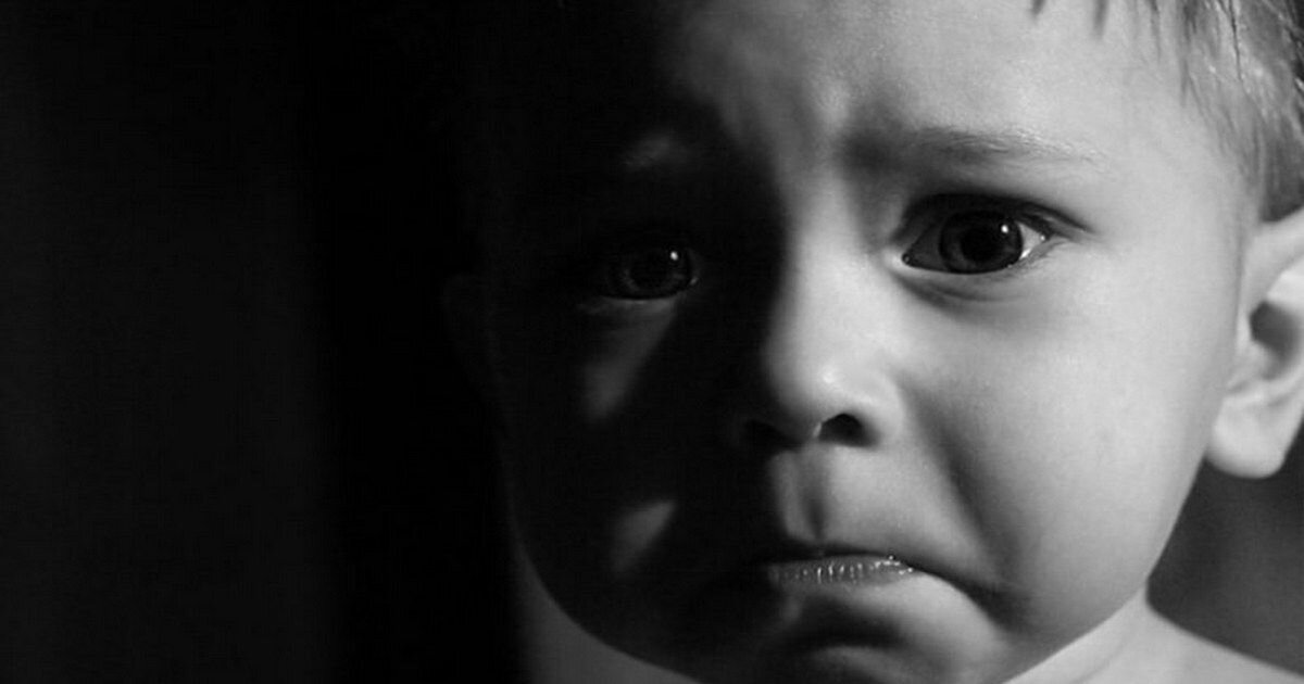 стихоьворениепро маму. портрет нежеланного ребенка. маленький мальчик тихо маму зовет. толстый ребенок плачет. маленький мальчик тихо маму зовет.