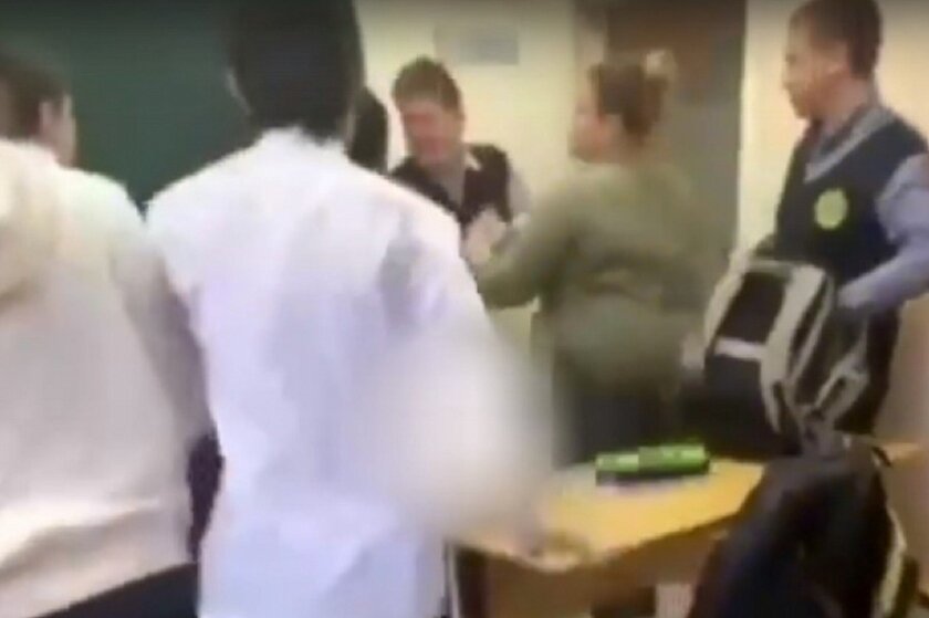 В липецком колледже избили преподавателя. Школьник ударил учительницу. Агрессивный школьник. Школьник напал на учительницу