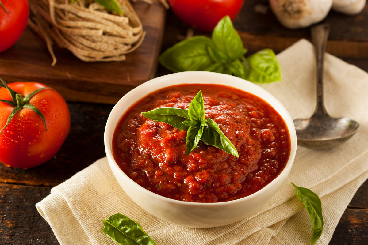 Вкусный соус совсем не обязательно должен быть сложным. Рассказываем о пяти простых в приготовлении компаньонах итальянской пасты, которые могут стать настоящей находкой для занятых людей.-2