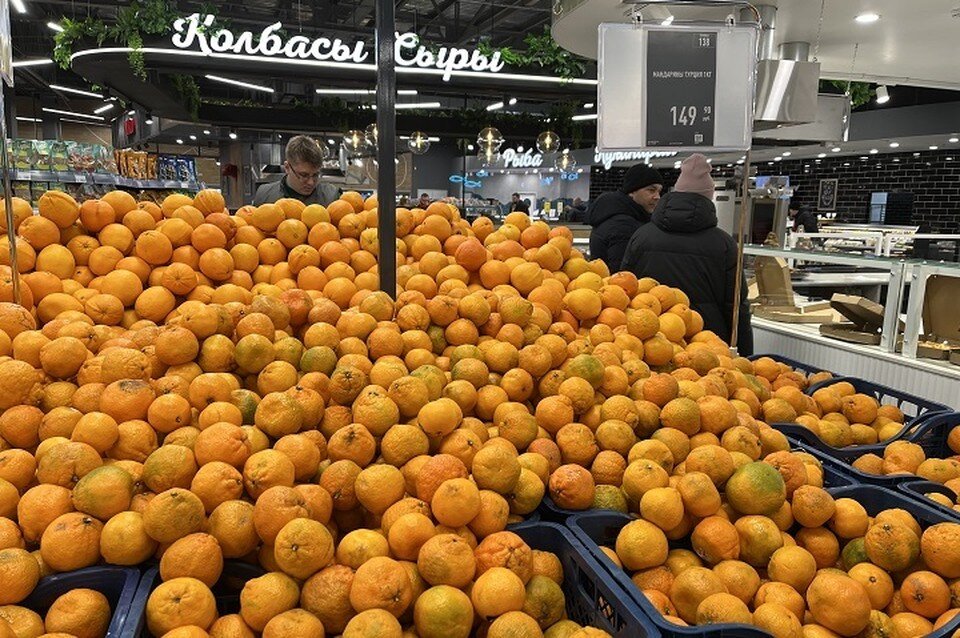     Полки завалены сладкими и сочными фруктами Марина ГОНЧАРЕНКО