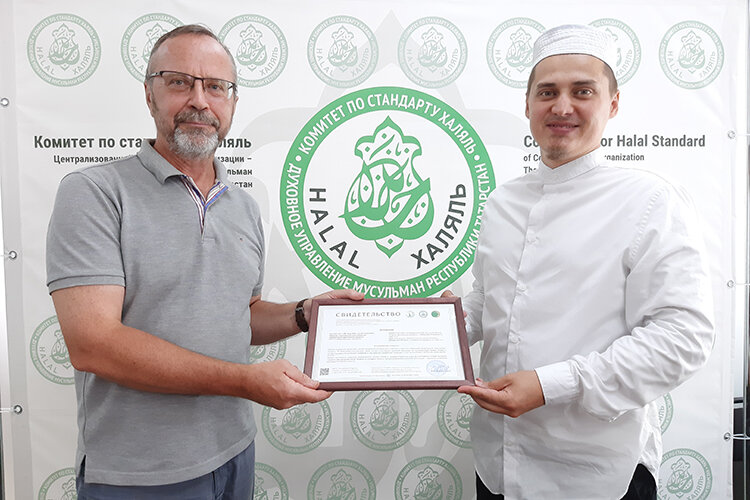    Сергей Никифоров (слева): «Как показала практика, действующая система нормативного регулирования позволяет лишь в исключительных случаях — при одновременном соответствии целому ряду требований — реализовать задачу вывода продукции ЛПХ в торговые сети» Фото предоставлено Сергеем Никифоровым