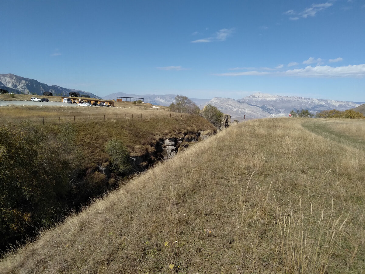 Обрыв справа от Ханского водопада на фоне мелкой турбазы