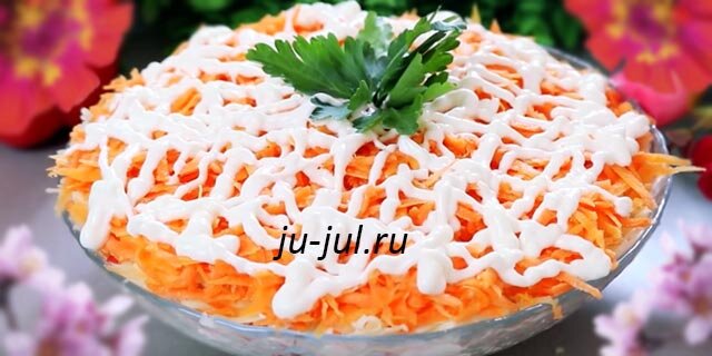 Слоёный салат с крабовыми палочками, яйцами, картофелем и сыром