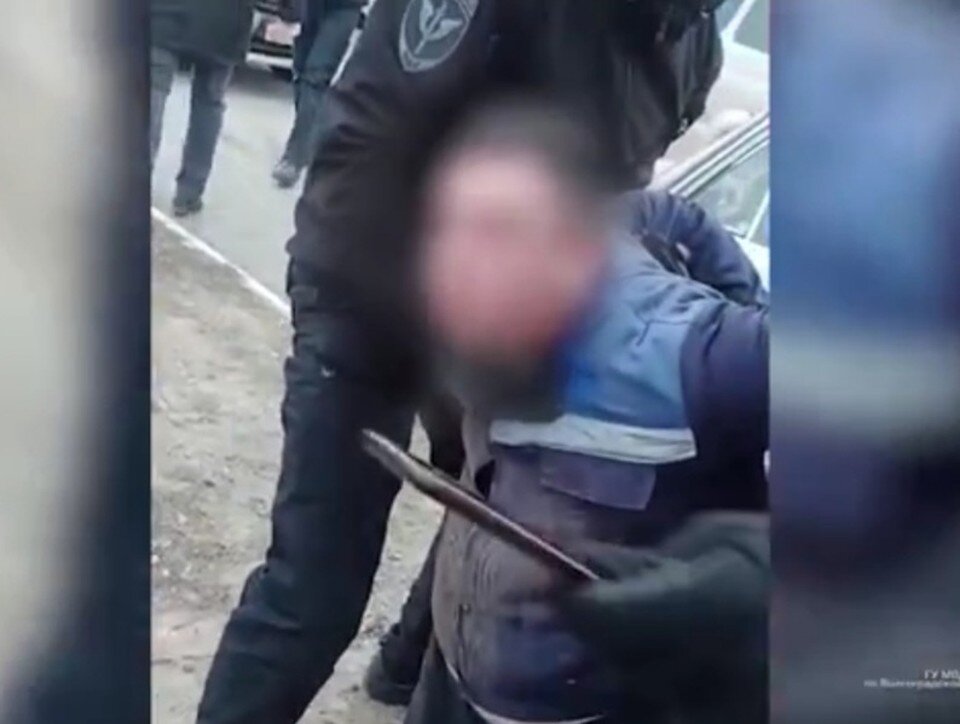     После мужчина показал, где спрятал тело убитой. Кадр видео  ГУ МВД по Волгоградской области