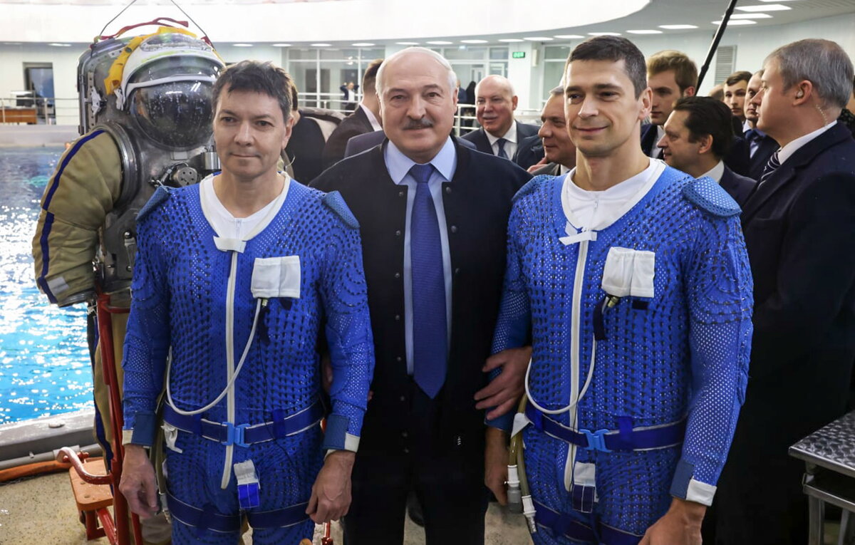    Президент Белоруссии Александр Лукашенко (в центре)  Пресс-служба ГК "Роскосмос"/ТАСС