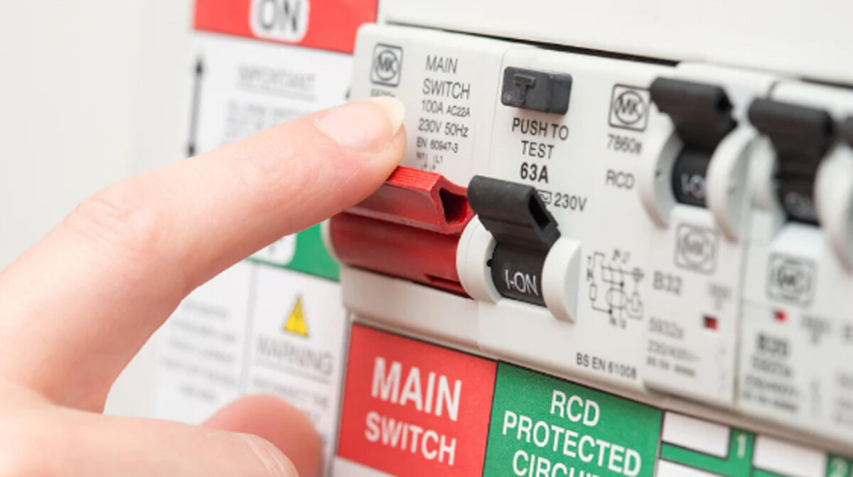 Light switch. Keep your mobile phone switched at night. Рука на выключателе. Does not commute. Turn off mobile phone.