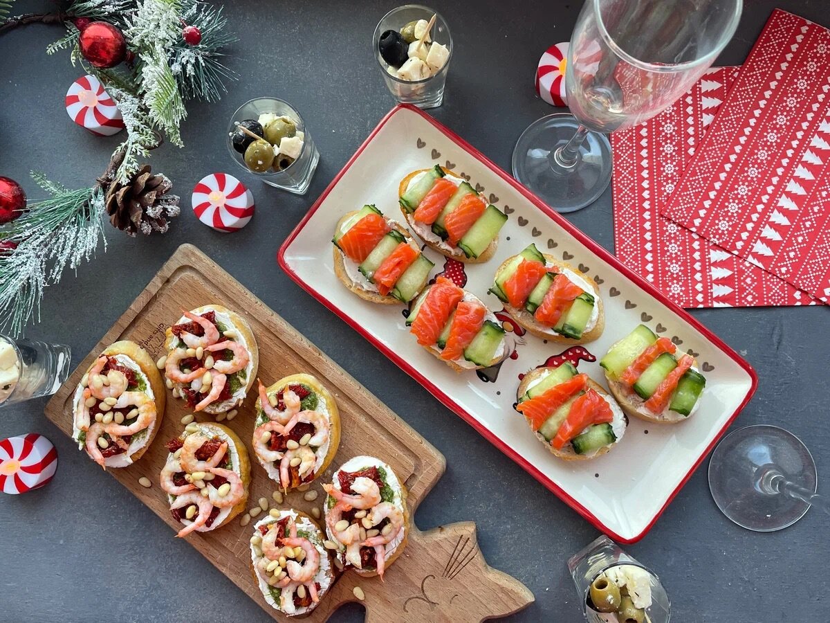 Хорошие тарталетки найти сложновато, а вот багет никогда не подводит. Самое сложное этот найти багет 31 числа, а вот положить на него можно практически что угодно)