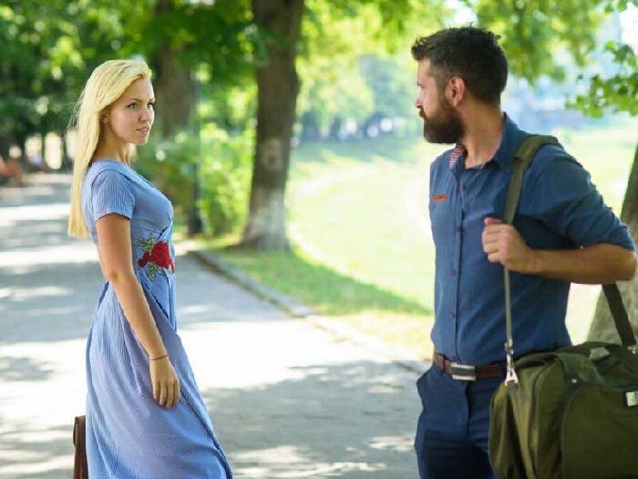 Фото Мужчина смотрит на блондинку.