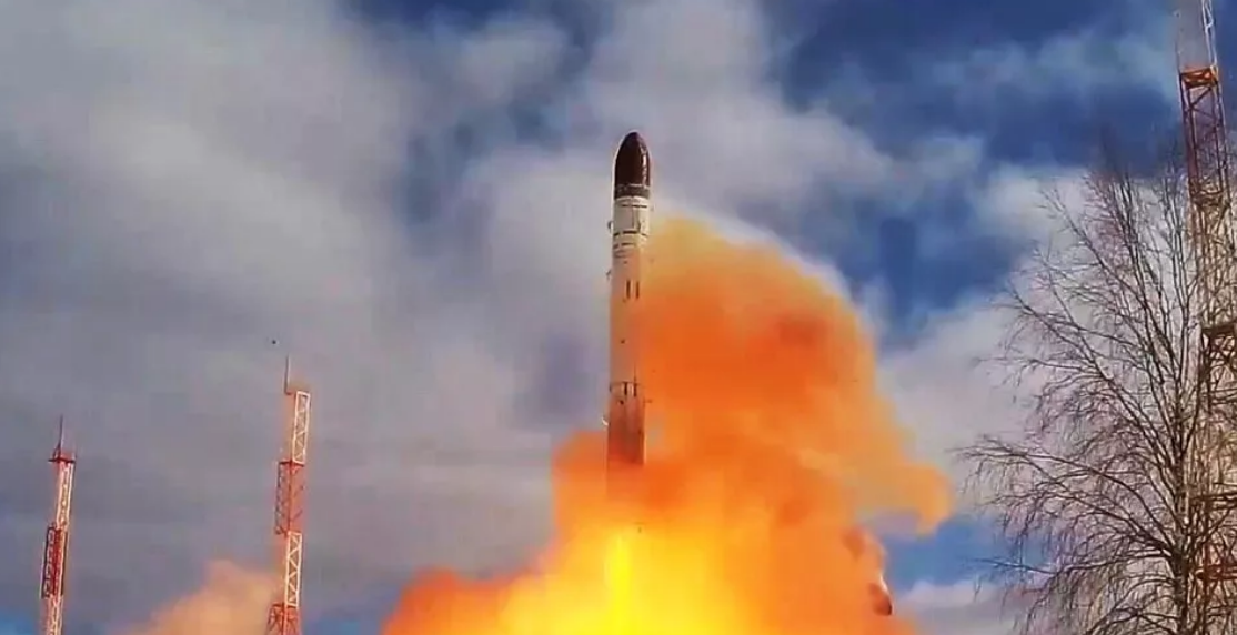 Возникает ощущение, что в военных кругах США только сейчас начали осознавать какую именно роль предстоит играть "Сармату" в российской ядерной триаде. И это осознание довольно сильно их напрягает. Фото МО РФ