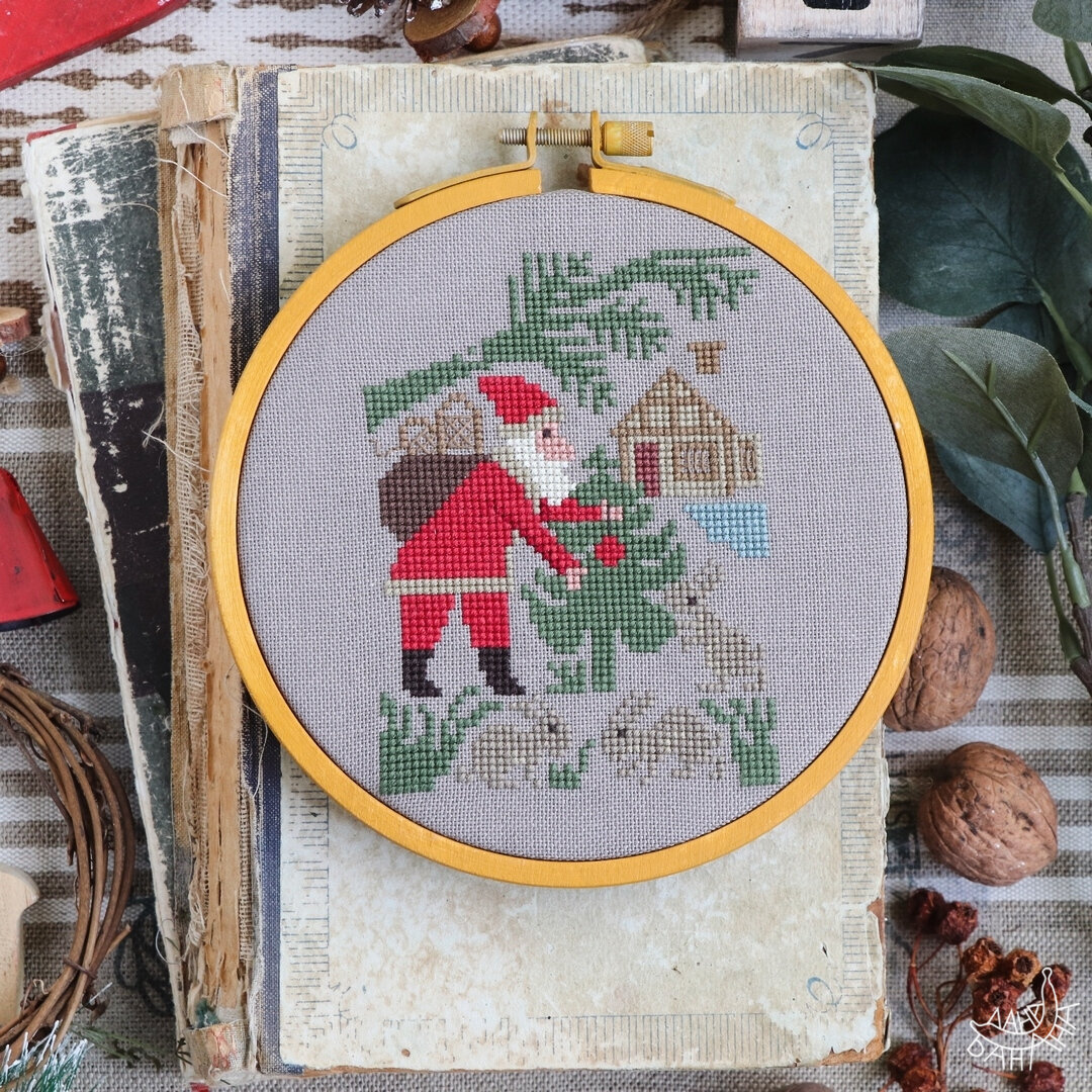 В коротком кафтане и модных сапогах дедуля выглядит моложаво)