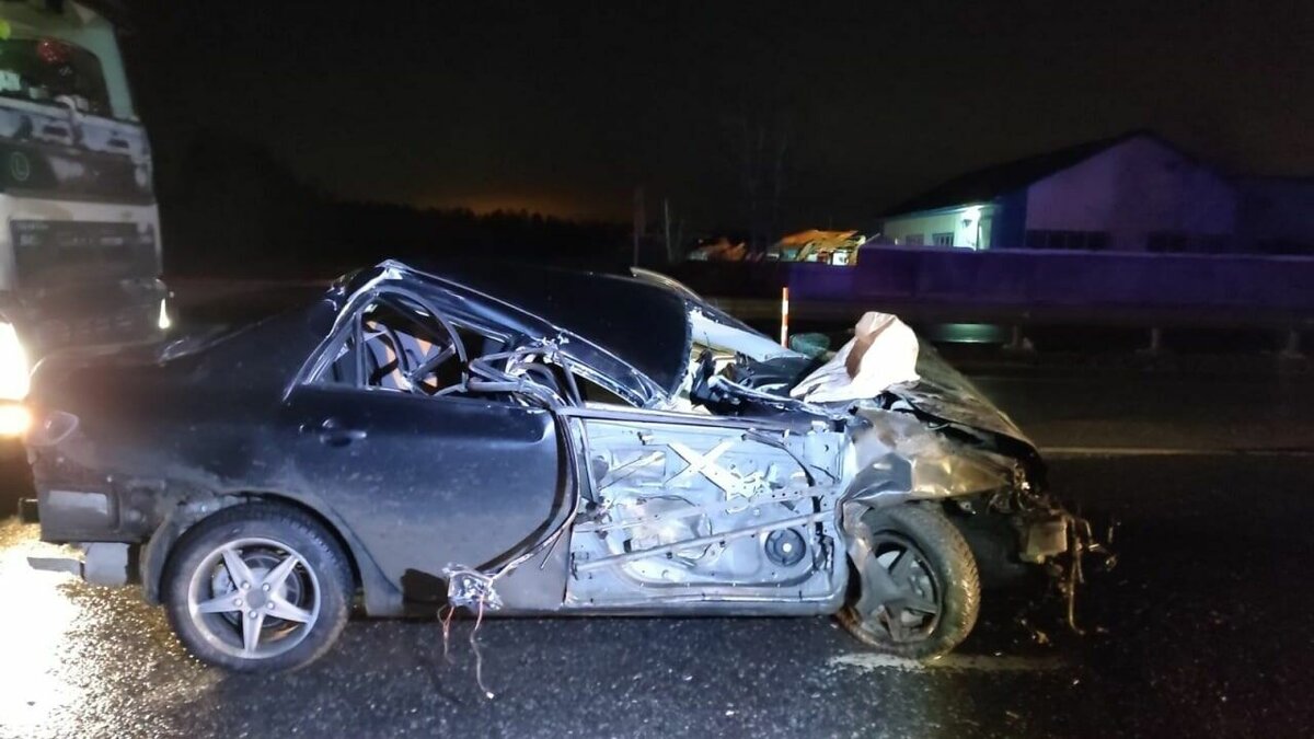     Трое подростков попали в субботу вечером в аварию под Тюменью. На 306-м километре федеральной трассы Екатеринбург — Тюмень под колеса большегруза Volvo влетел автомобиль Toyota Corolla.