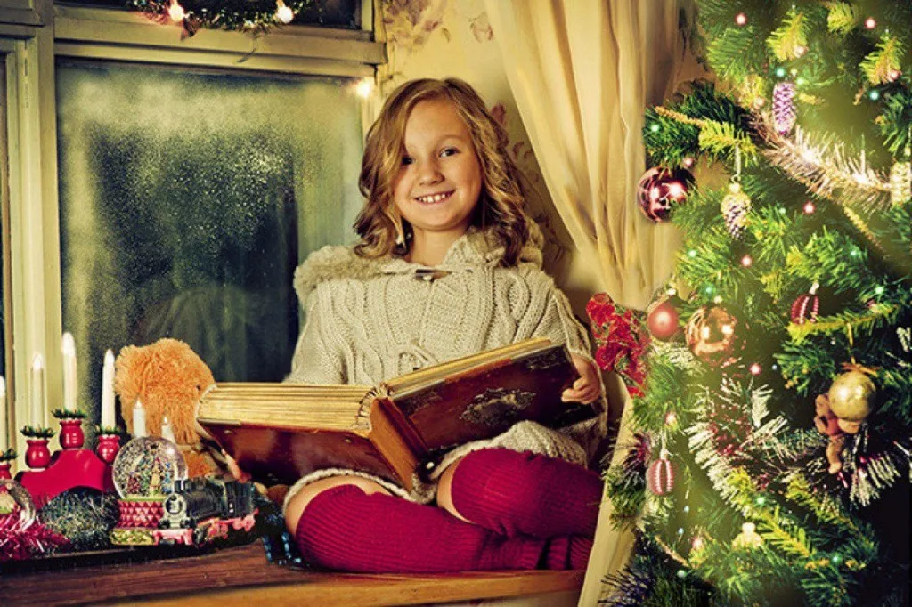 Подарить книгу на новый год. Елка для детей. Чтение под новогодней елкой. Детям о Рождестве. Книжки под елкой.