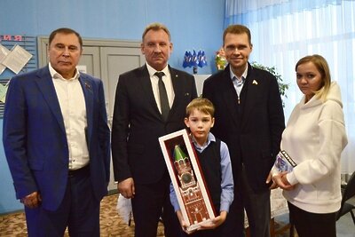    Депутат Госдумы Чаплин на акции «Елка желаний» © Пресс-служба Депутата Госдумы Никиты Чаплина