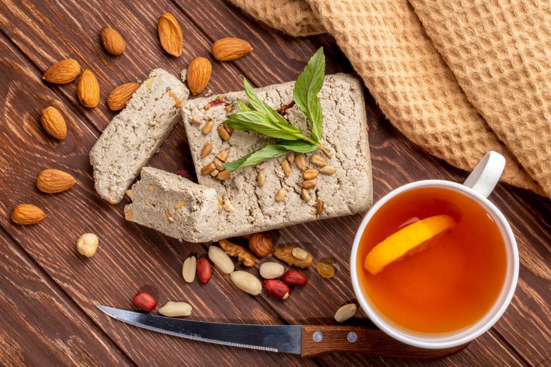    Халва, орехи, чай с лимоном:Freepik