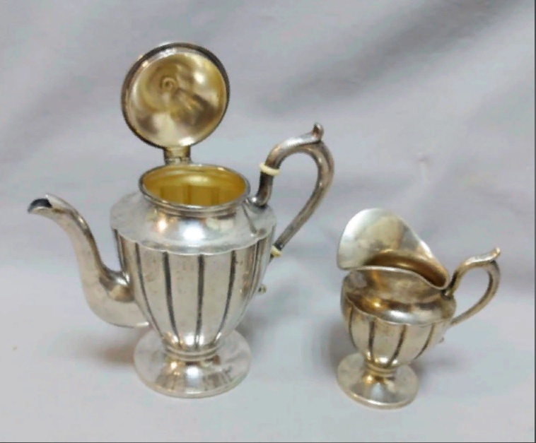 https://www.avito.ru/samara/kollektsionirovanie/chaynyy_nabor_chaynik_slivochnik._avstro-vengriya_2197260685    Чайник + сливочник Австро-Венгрия. 800 проба.