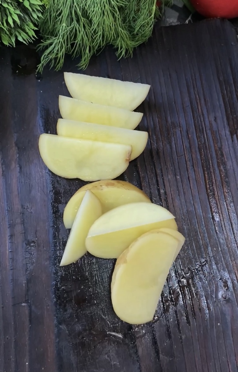 Картофель не обязательно отчищать от кожуры,если он молодой,достаточно. помыть губкой. 