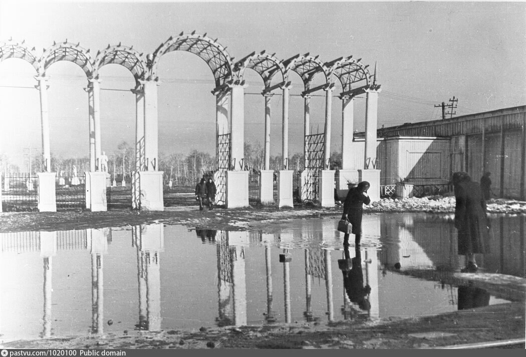 М.И. Фрумгарц Центральный вход в ПКиО 30-летия ВЛКСМ 1952-55 (фото из фондов ГМИО)