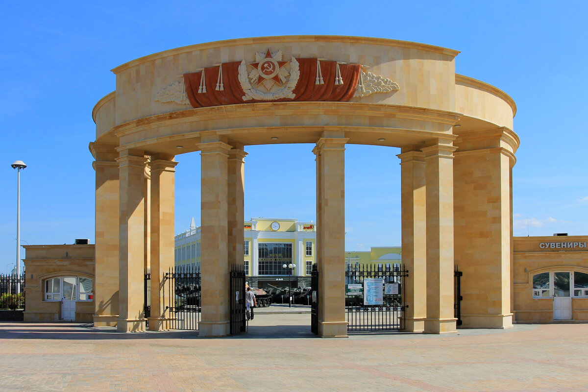 Соответствующее настроение задаёт уже входная группа музея – по-советски торжественная и монументальная 