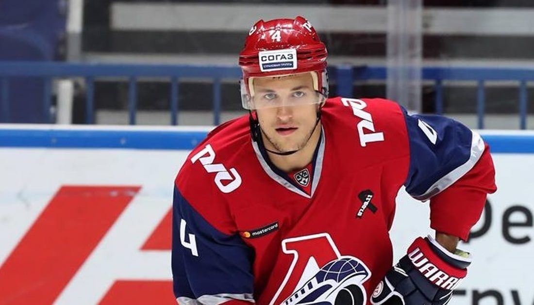 Воспитанник ярославского хоккея. Молодёжную карьеру провёл в дочерней команде «Локомотива» — «Локо». В сезоне 2015/16 года выступал в ВХЛ в составе «Рязани».