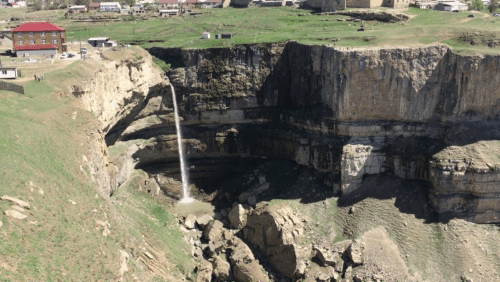 Водопад Тобот и его "соперник"