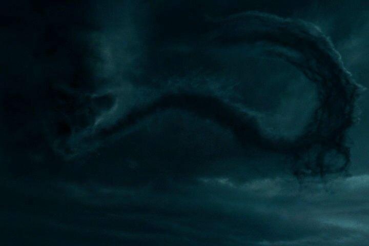 волан де морт и пожиратели смерти. трансгрессия пожирателей смерти. кубок огня гарри пожиратели смерти. пожиратели смерти трансгрессируют. трансгрессия гарри поттер.