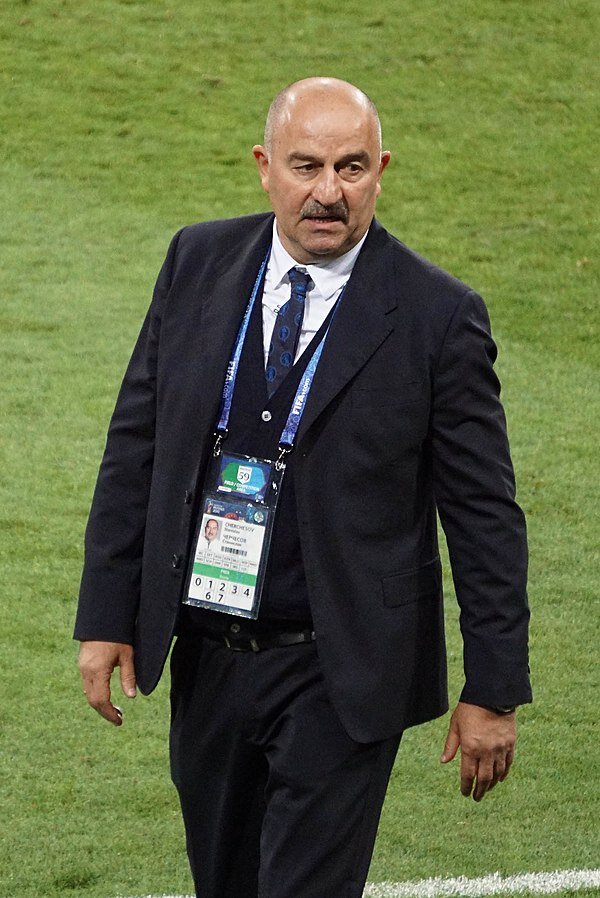 https://commons.wikimedia.org/wiki/File:Станислав_Саламович_Черчесов_ЧМ_по_футболу_2018.jpg