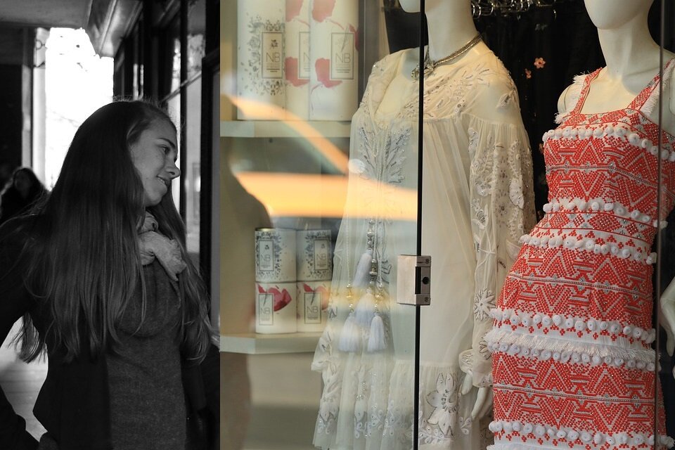 Девушка у витрины.