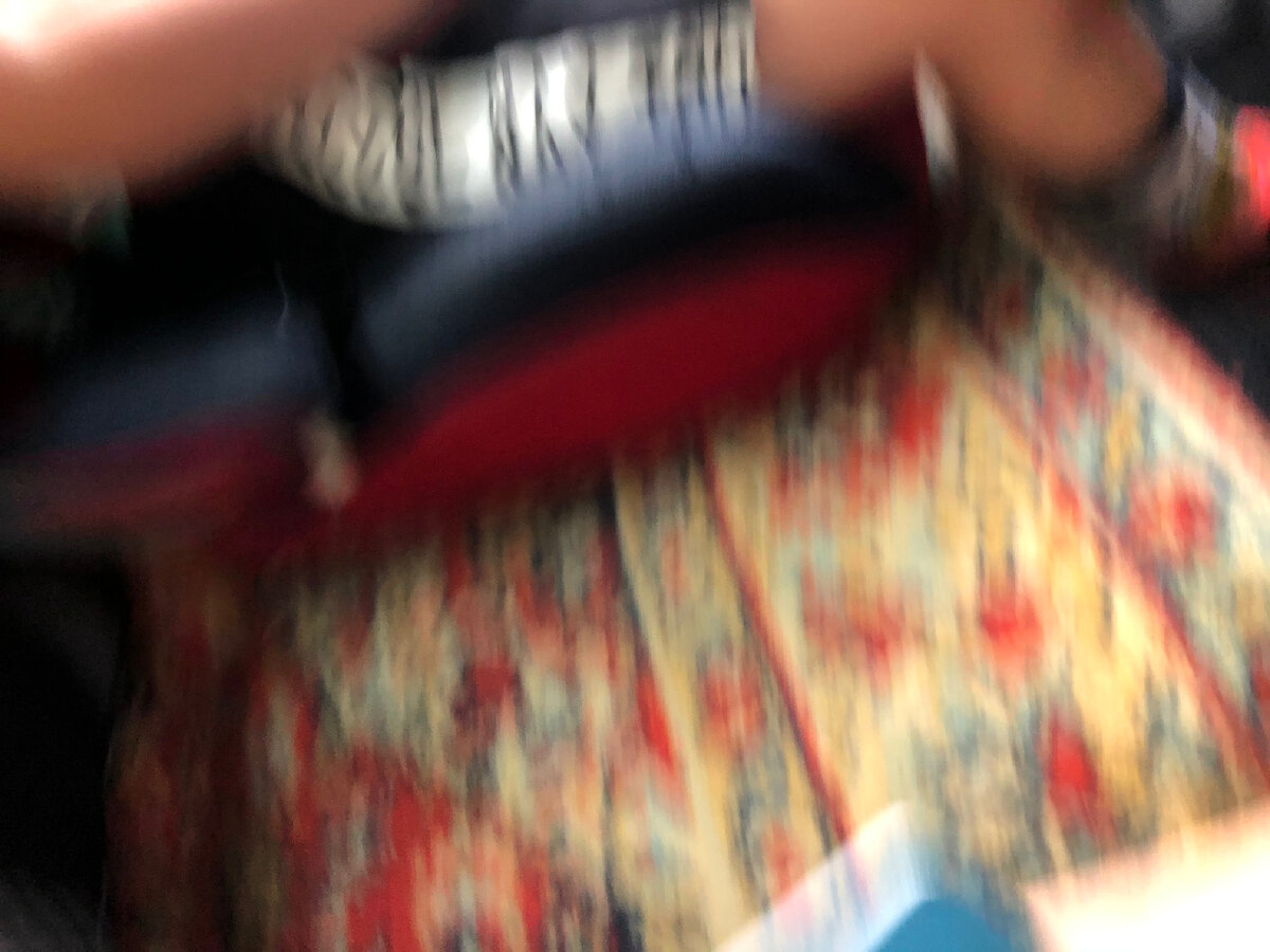 Даже моему айфону стало тошно от одного вида ковра 😅