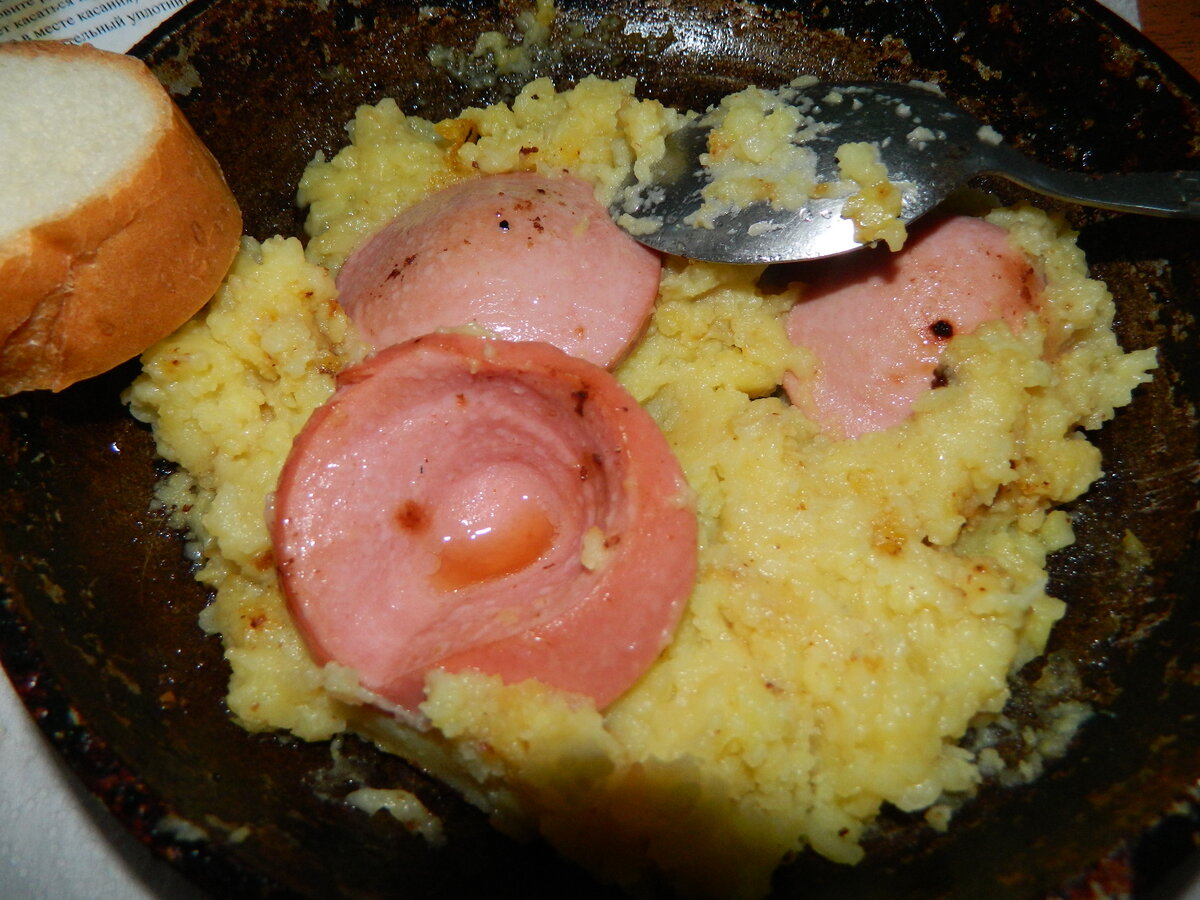 Картошка жареная с жареной колбасой.