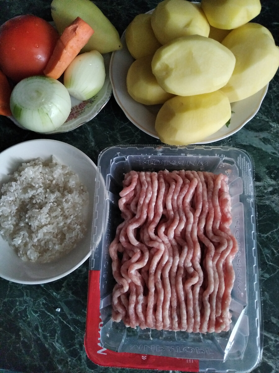 2 луковицы, 1-2 моркови, 1 помидор, 1 сладкий перец, 900 г картофеля, горсть промытого риса, 400 г свино-говяжьего фарша