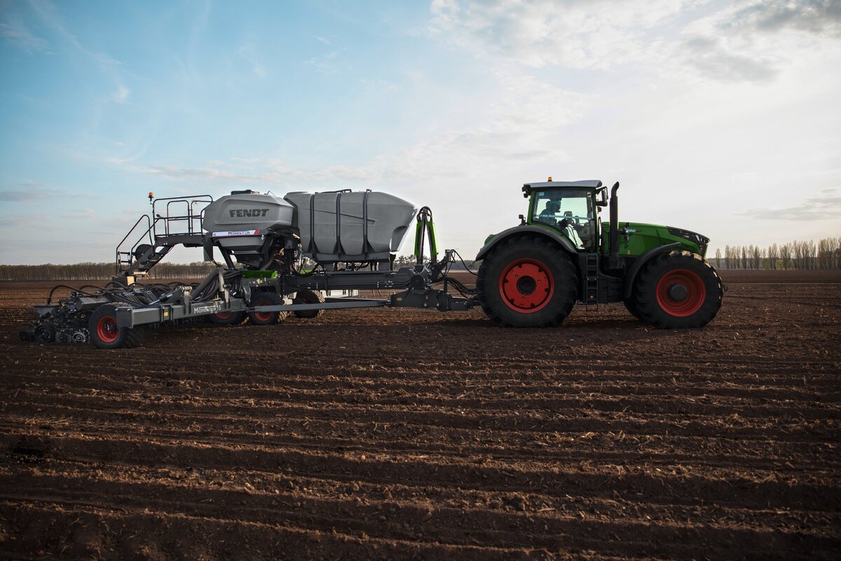Обновленная сеялка точного высева Fendt MOMENTUM в поле 