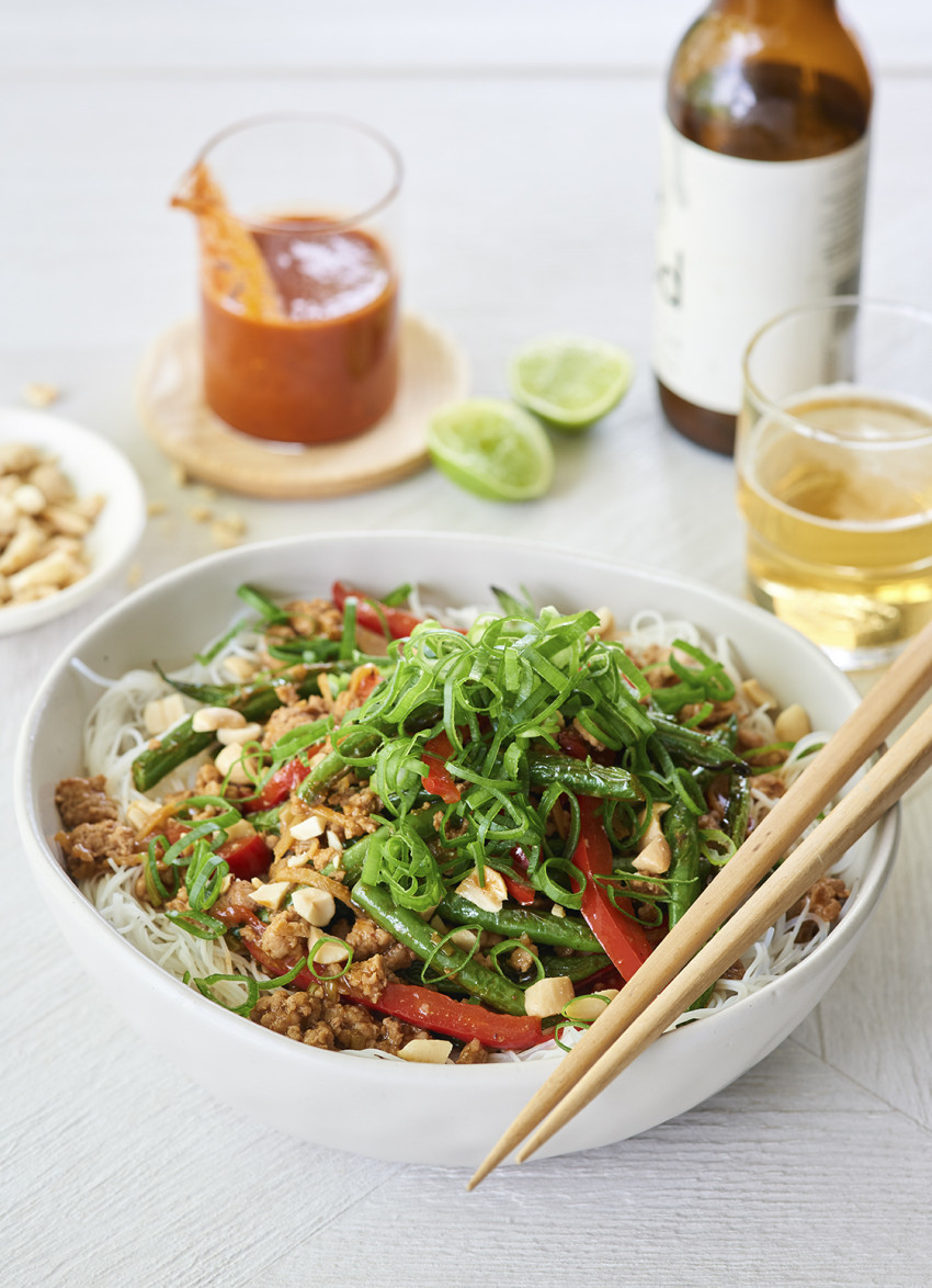 Подготовьте все ингредиенты для соуса и разложите их по мискам, прежде чем приступать к приготовлению этого рецепта. Вам нужно держать сковороду очень горячей на протяжении всего процесса, чтобы получить отличный результат. Подавайте поверх приготовленной вермишелевой лапши, рисовой или яичной лапши.