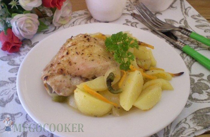 Вкусная картошка с бедрами в рукаве. Бедро курицы с картошкой в духовке. Курица с картошкой в рукаве. Бедра с картошкой в духовке. Куриные бёдрышки с картошкой в духовке.