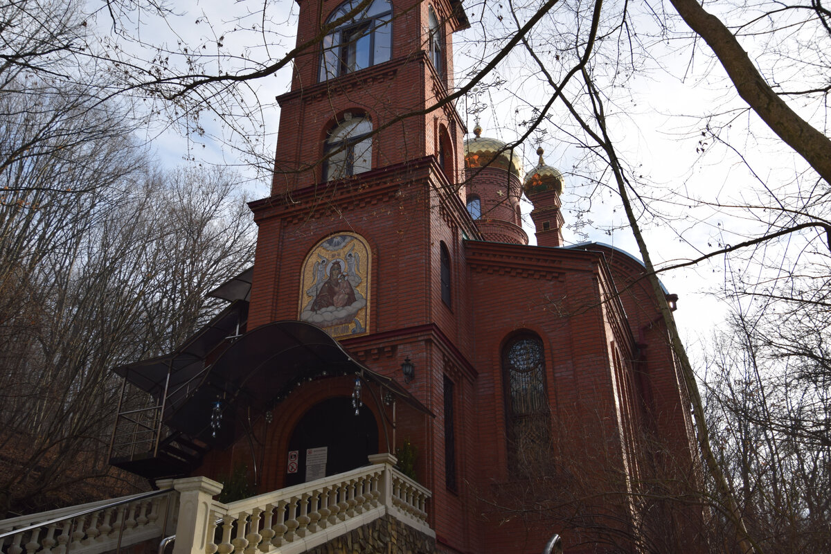 Вход в храм