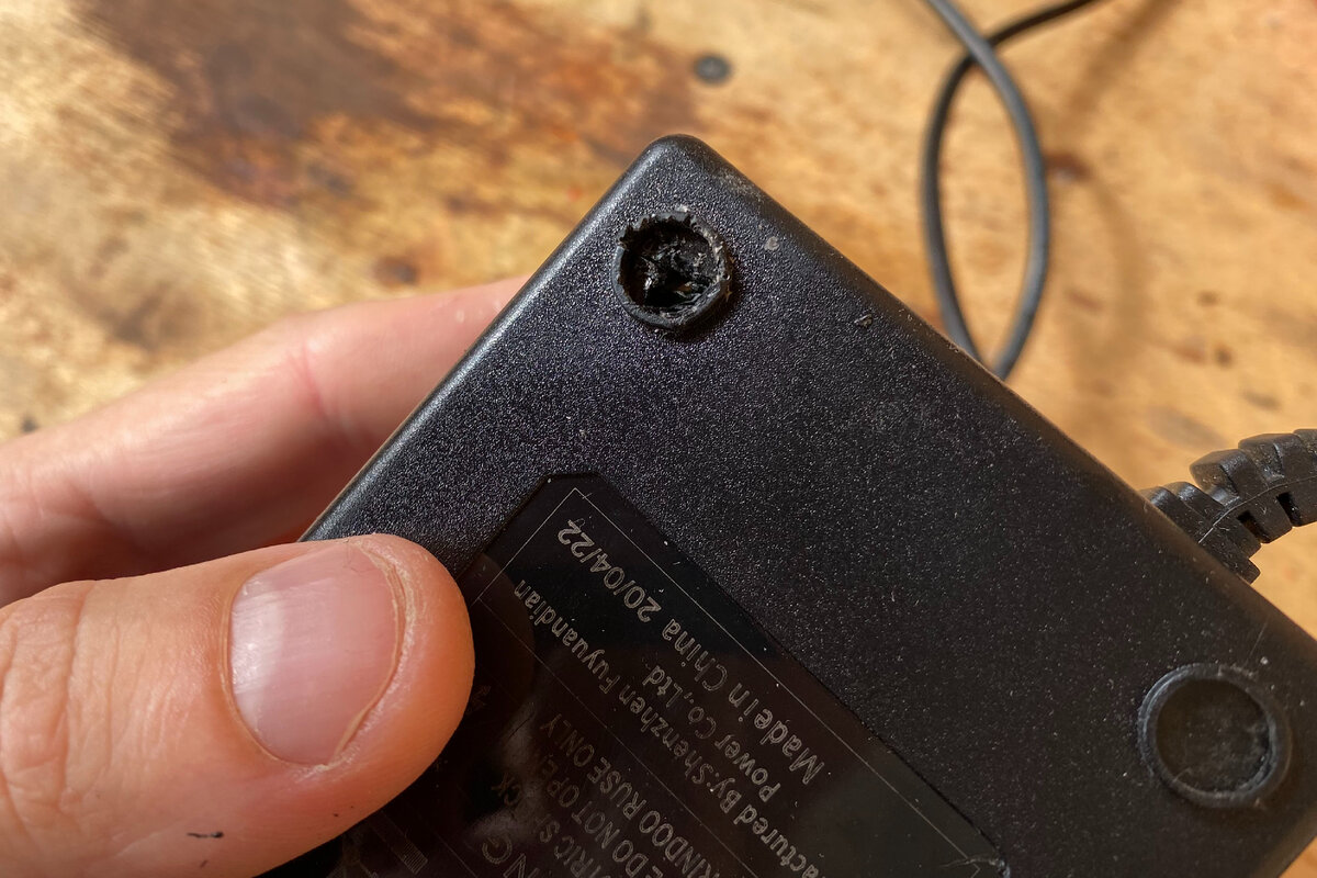 Расковырял пластик.