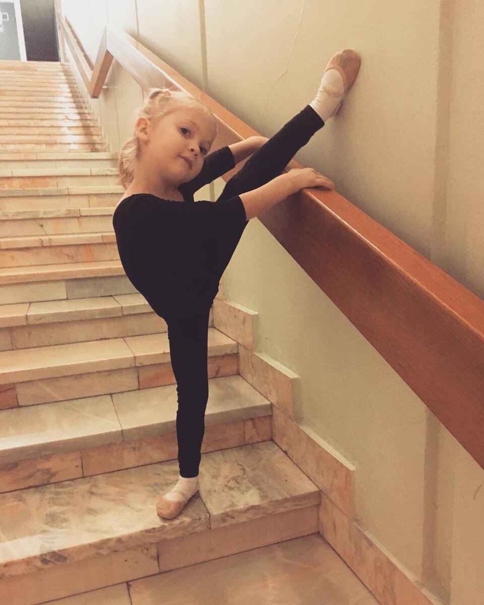 Первые и уже такие размашистые шаги в художественной гимнастике 