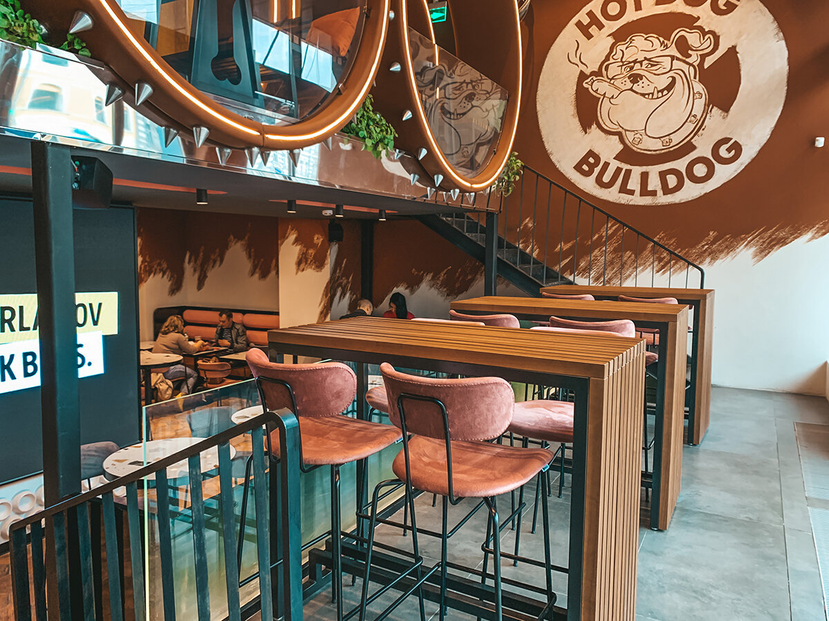 Вид на зал со входа →