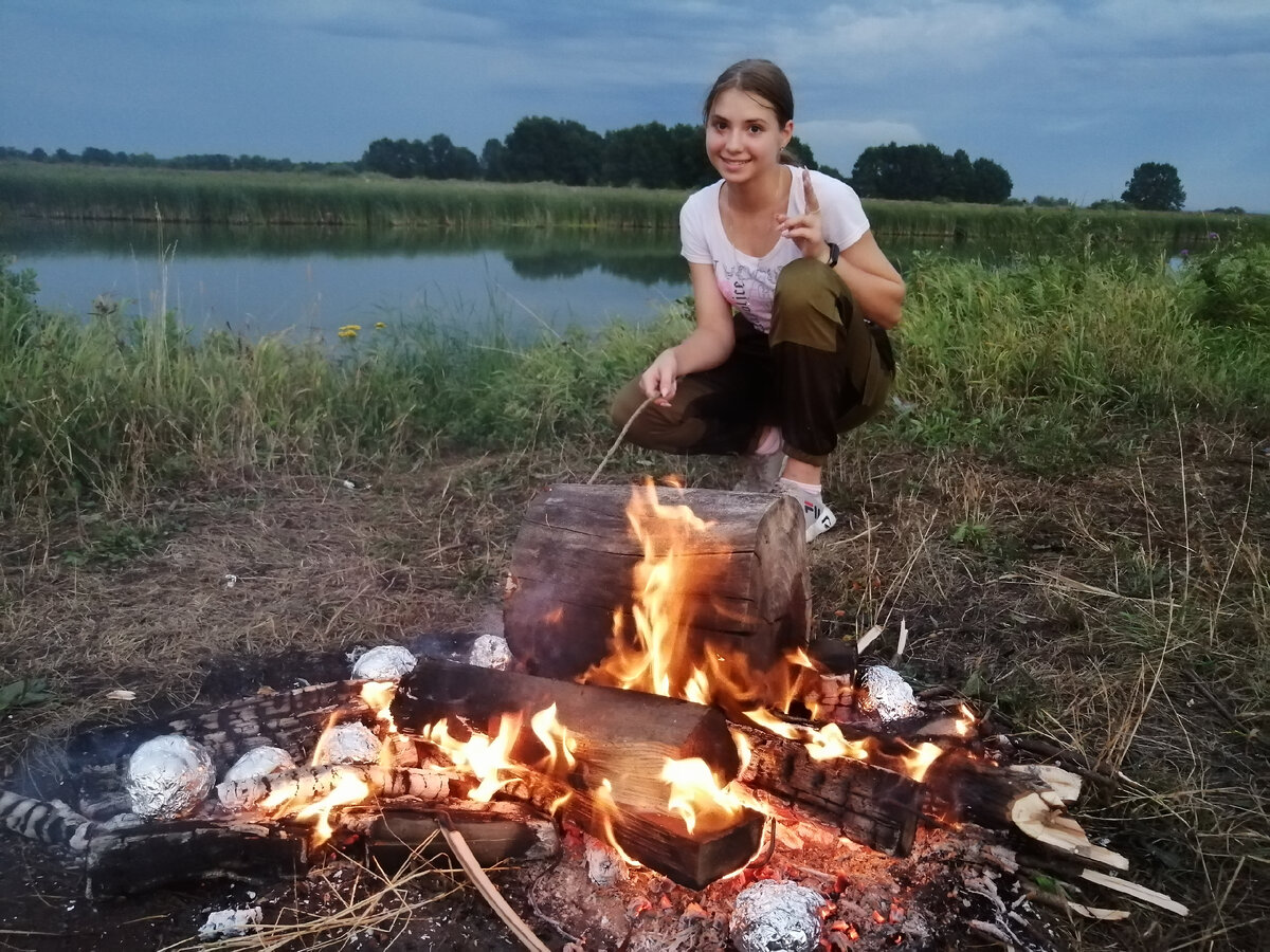 Аришка. На рыбалке, жарим картошку