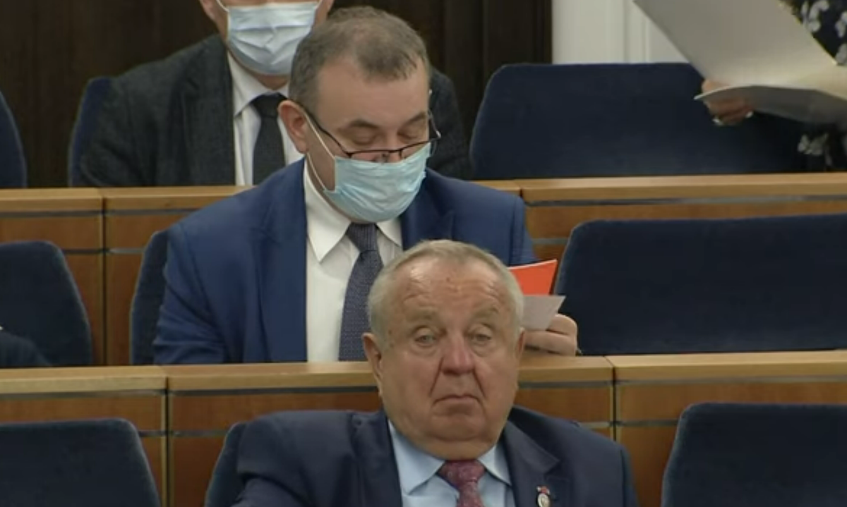 Лица польских законодателей, одобривших проект закона о возведении стены и выделении на ее строительство из бюджета страны 350 млн евро.