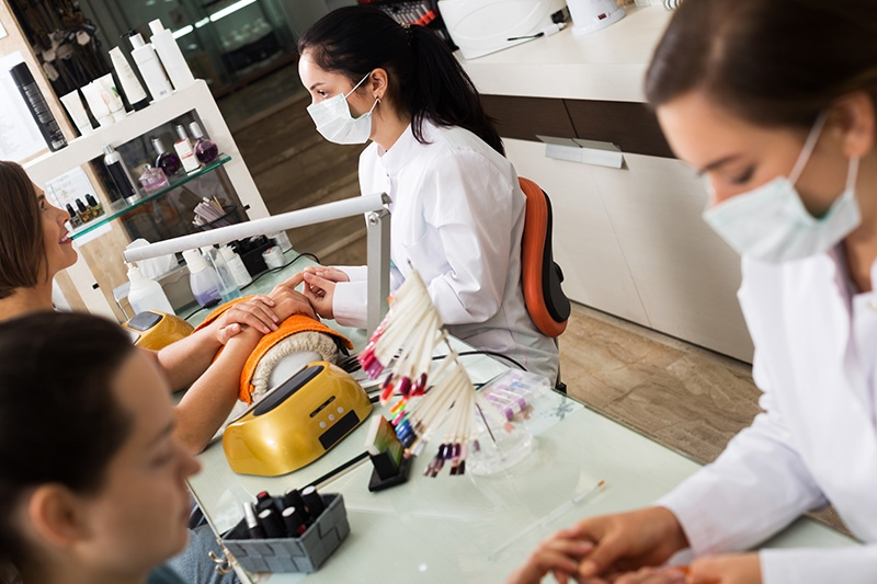 Как стать мастером маникюра в 2021 году