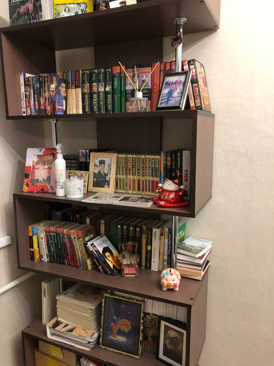 на книжных полках хранится очень много мелочей