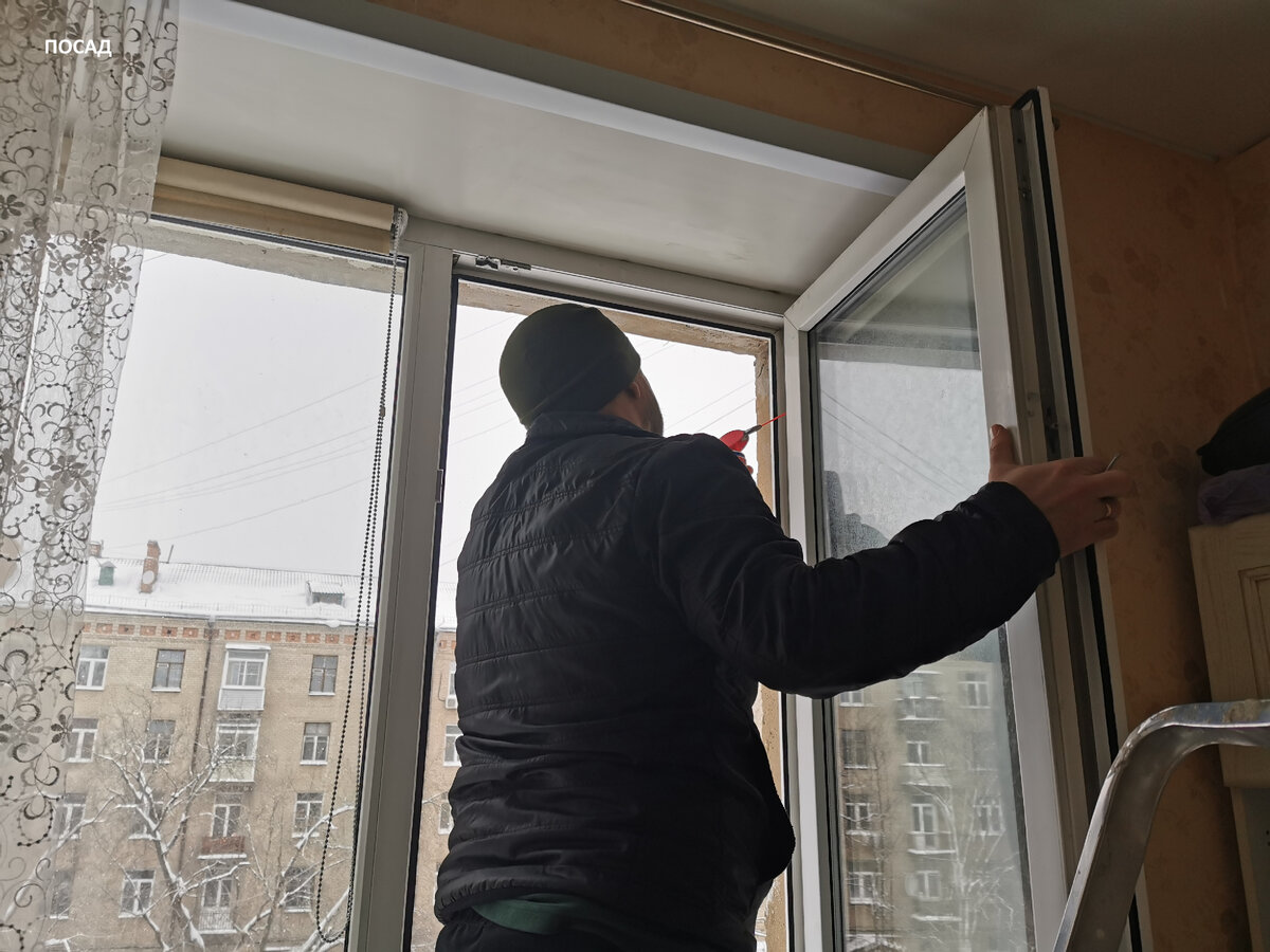 Раньше раз в год конопатили окна, теперь периодически меняем уплотнитель и фурнитуру. Ничего не изменилось: за пластиковыми окнами тоже надо ухаживать.