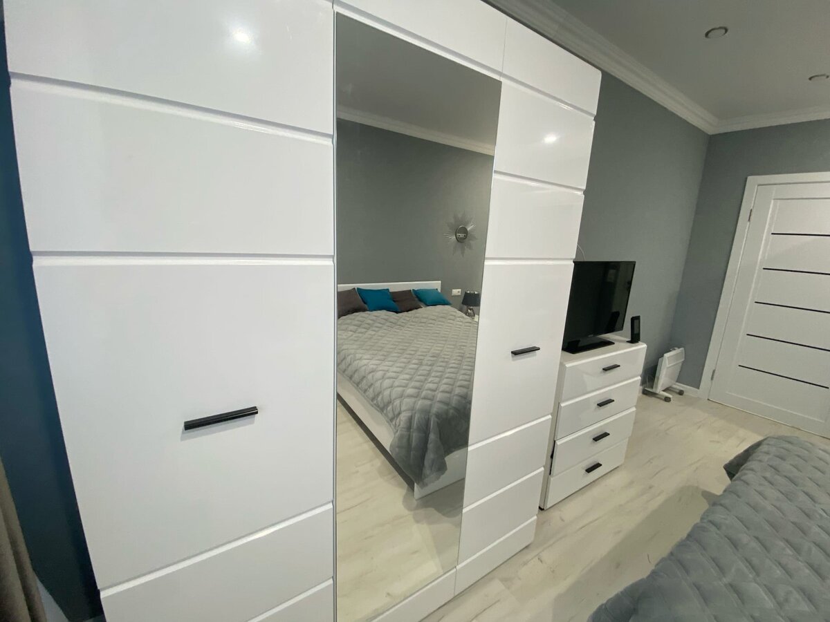 Распашной шкаф Йорк 3дв Белый/белый глянец