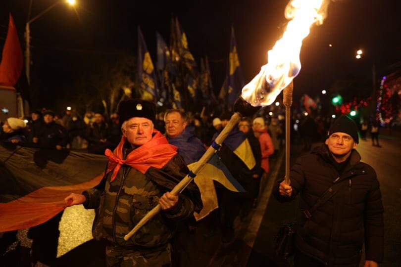 шествие степана бандеры в киеве. факельное шествие в киеве 2024. факельное шествие. 1 января киев факельное шествие. факельное шествие в киеве 2024.