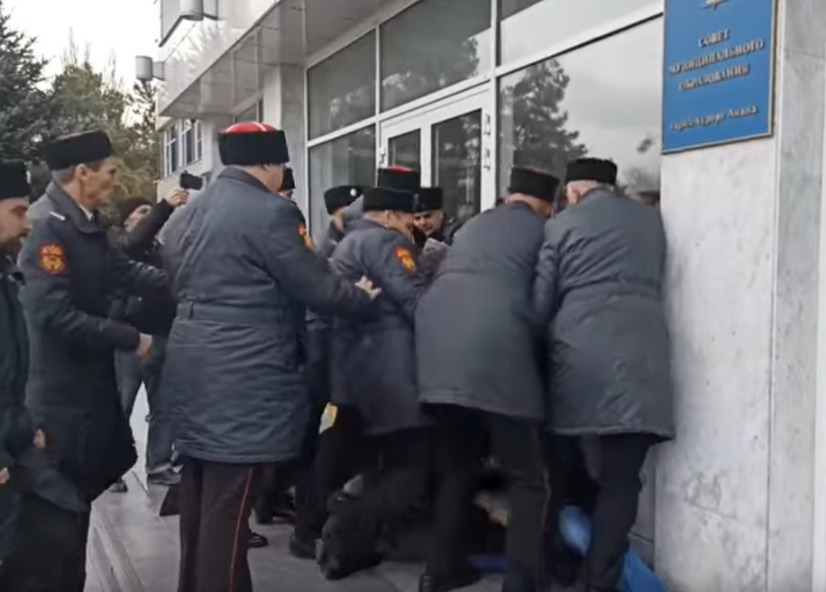 Казаки наводят порядок у здания администрации города курорта Анапы избивая ногами несогласных с генеральным планом.