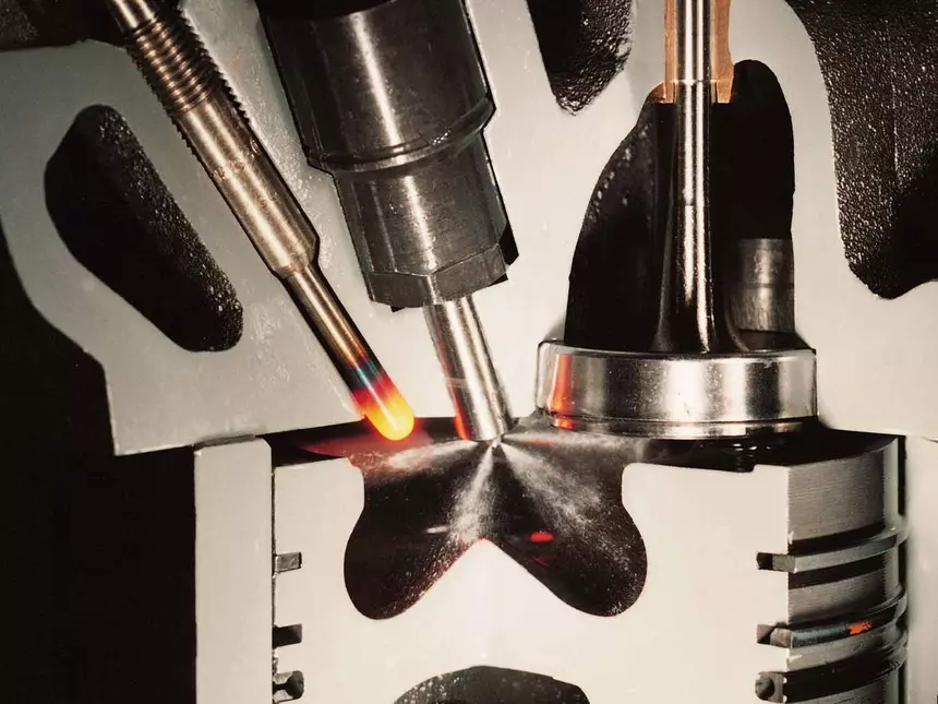 Работа свечи накаливания и форсунки в дизельном двигателе.